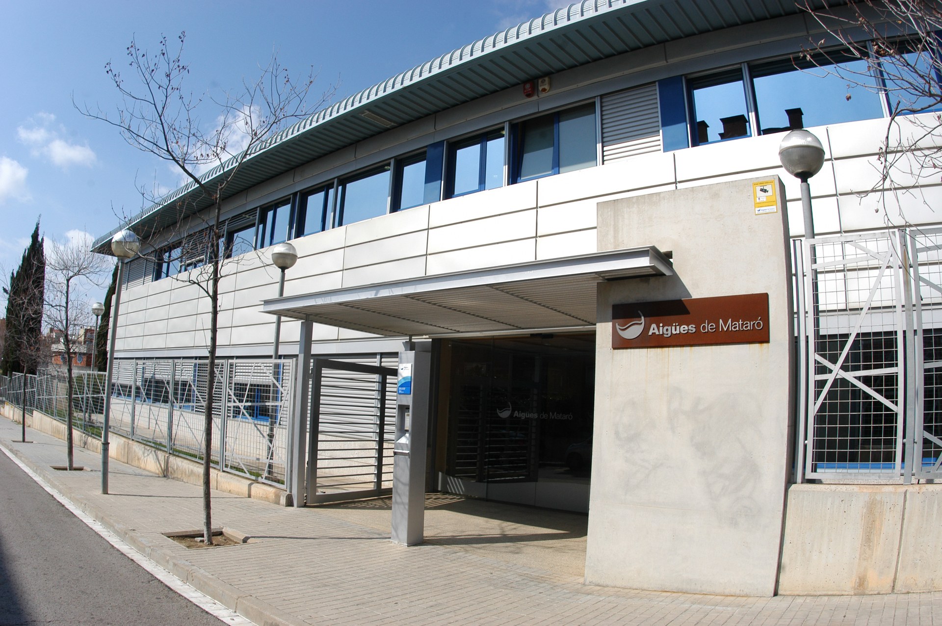 Entrada de les oficines d'Aigües de Mataró