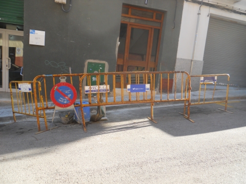 Obres amb tanques  en un portal del carrer de Càdiz