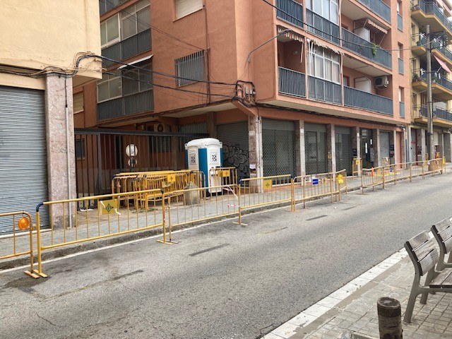 tanques d'obra i material al carrer d'Hernán Cortés