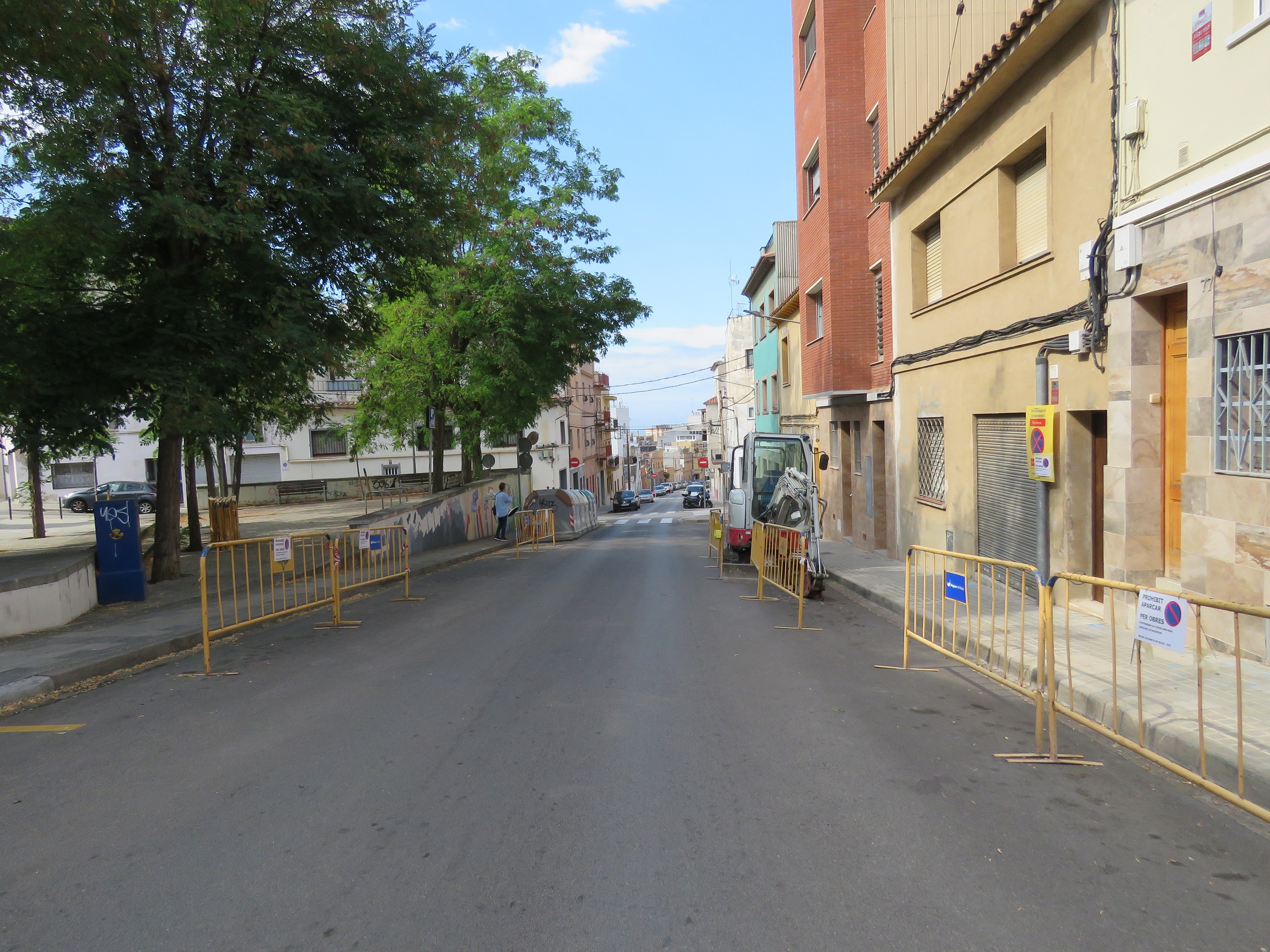 Carrer Mare de Déu de l'Esperança amb tanques d'obra a totes dues voreres .jpg