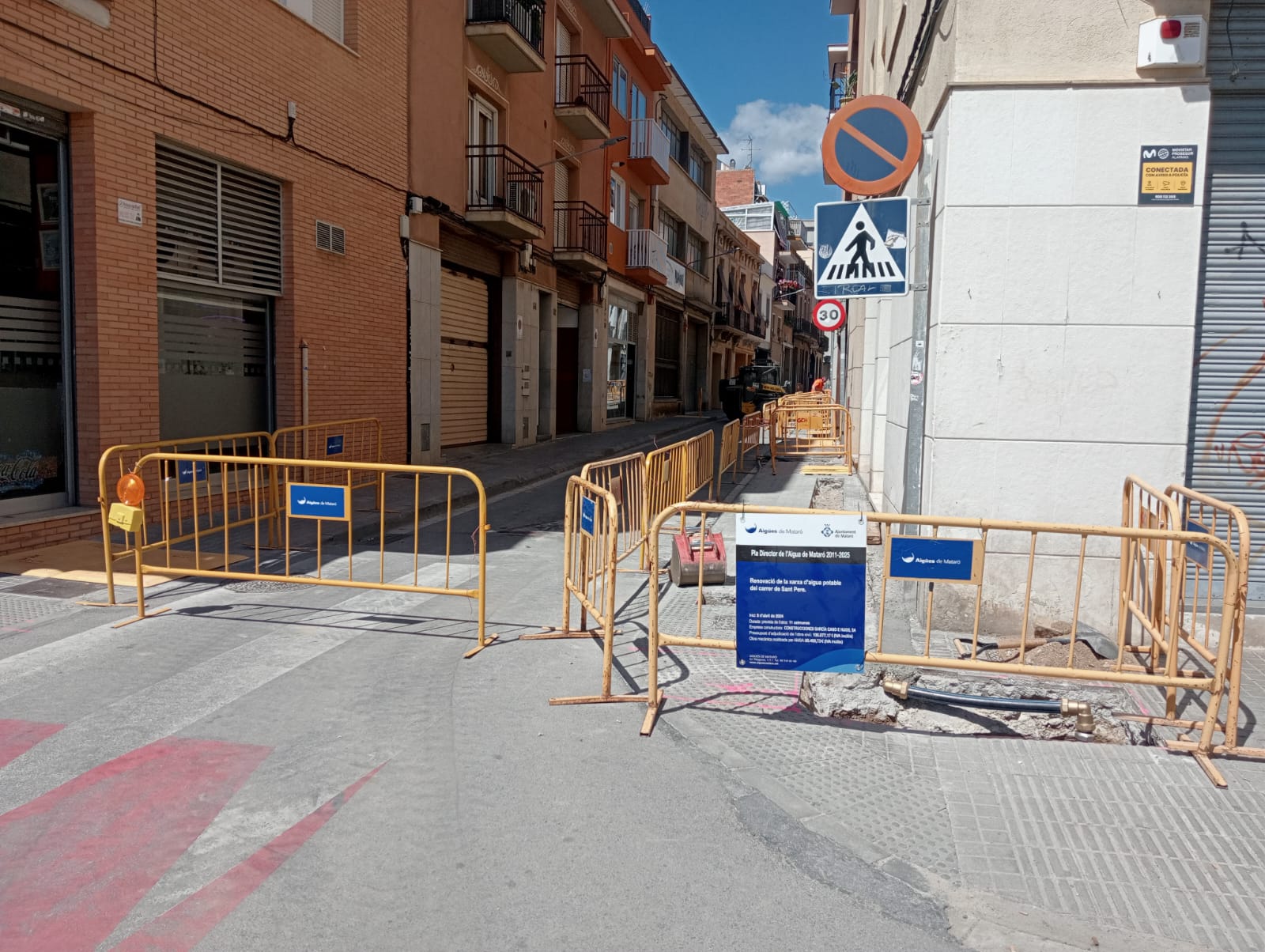 Tanques d'obres a l'inici del carrer de Sant Pere