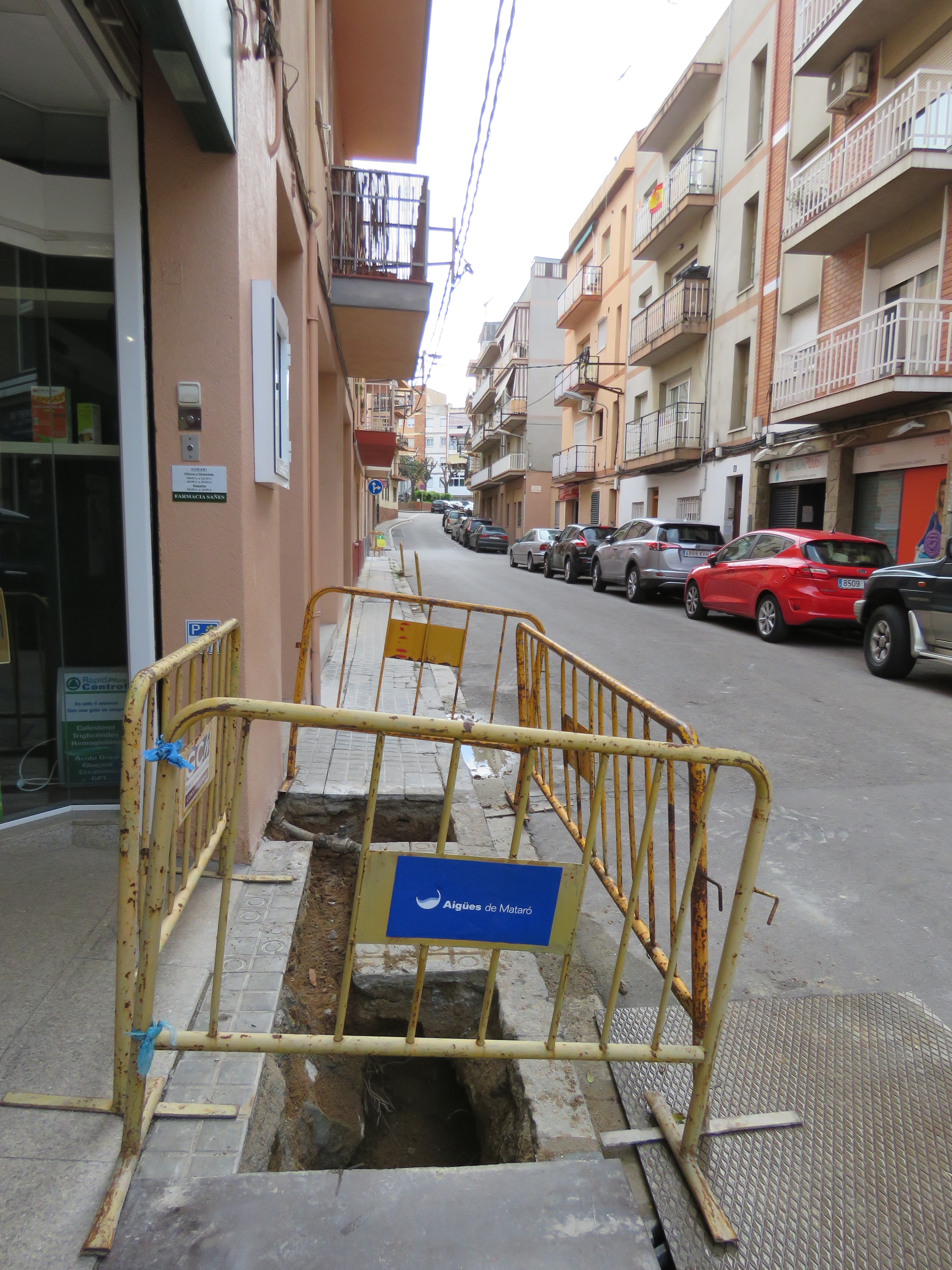 Rasa oberta al carrer de la Creu Roja amb tanca en primer pla