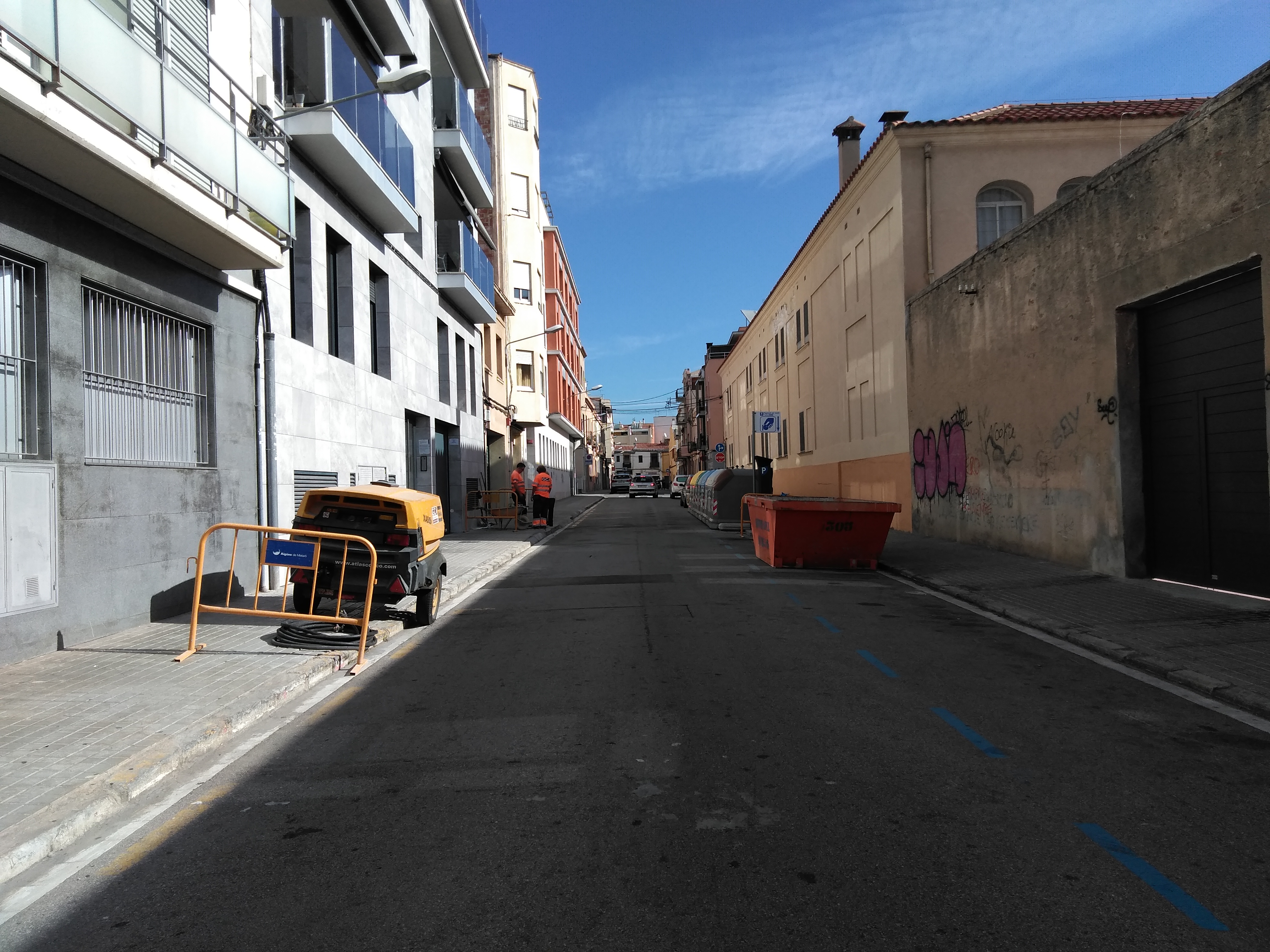 Obres d'Aigües de Mataró amb dos treballadors als fons