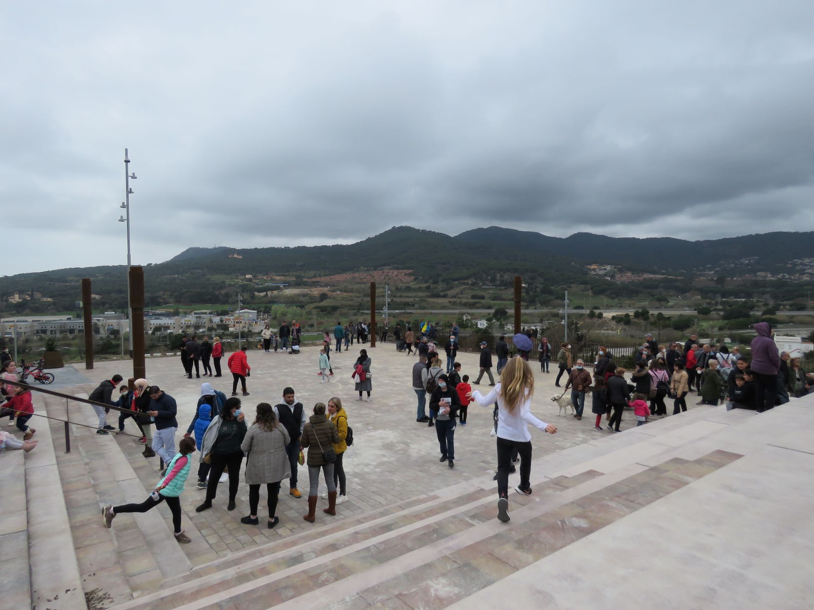 Persones passejant per la coberta del dipòsit de Bellavista el dia de la seva inauguració. 