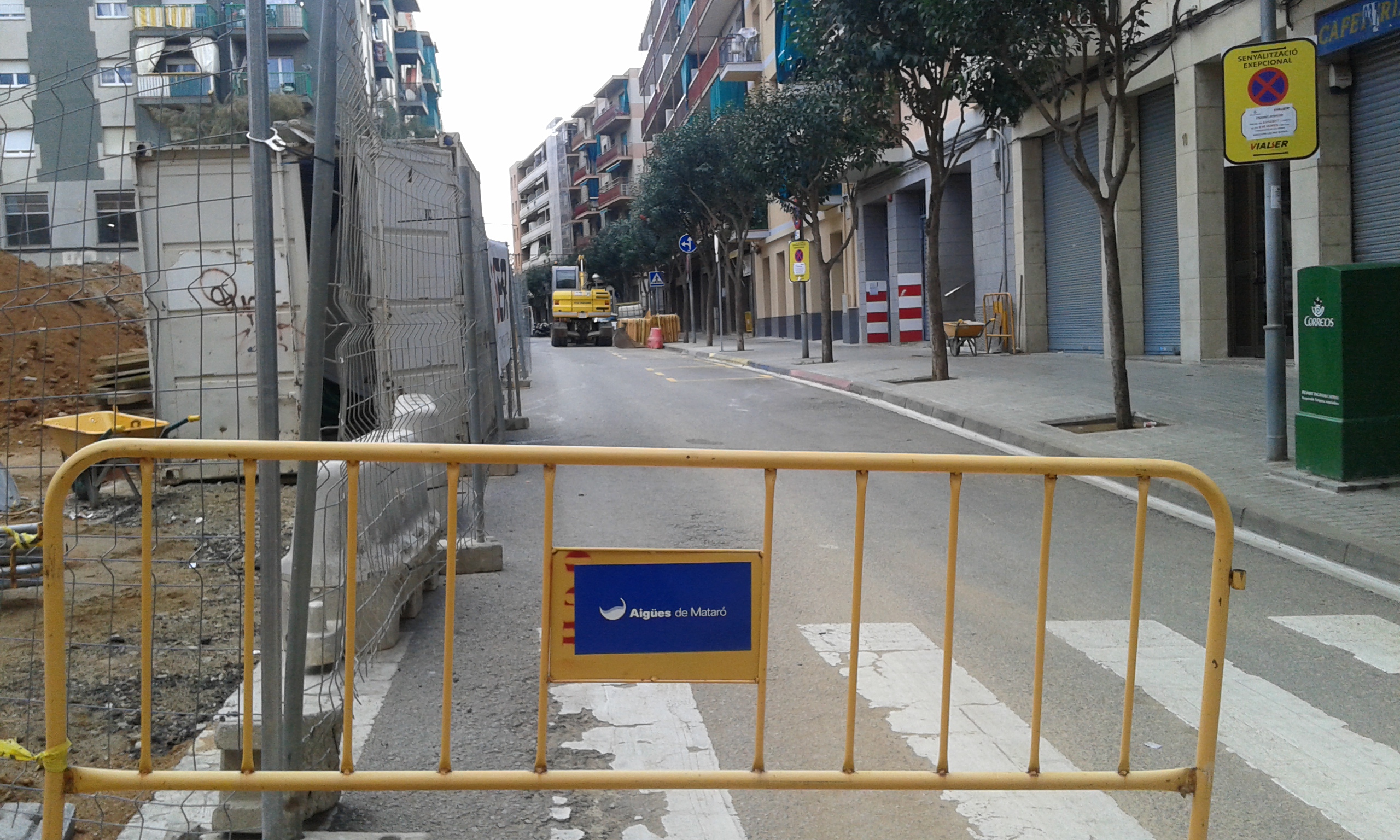 Obres al carrer de Joan miro amb tanca en primer pla.jpg