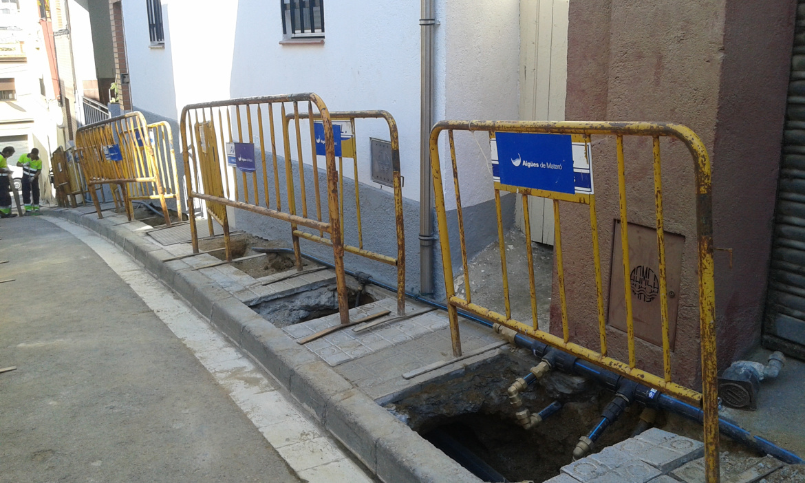 Tanques d'obra d'Aigües de Mataró situades en un carrer en pendent
