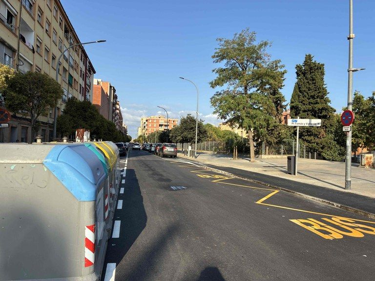 Camí del Mig obert amb uns contenidors a l'esquerra