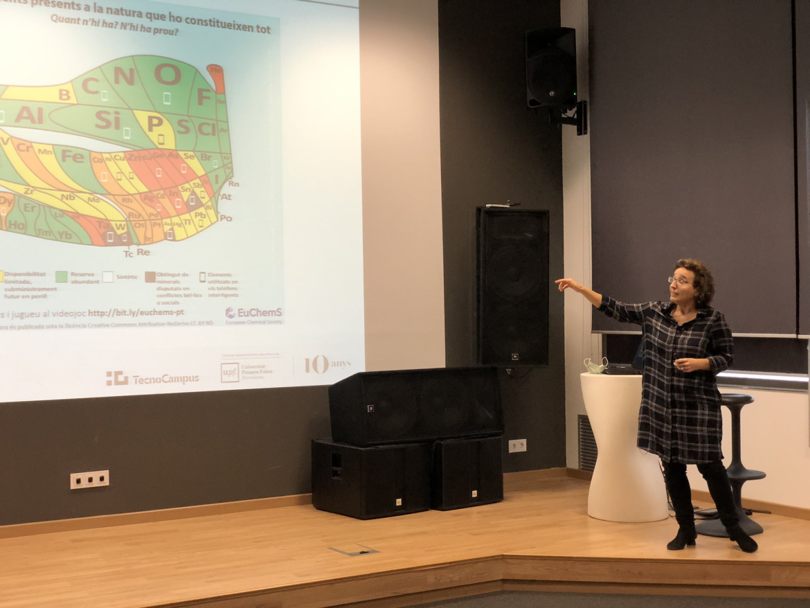 Directora de la Càtedra d'Economia Circular fent presentació en un auditori