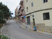 Baixada del carrer de Tossa amb tanques d'obra d'Aigües de Mataró a la vorera