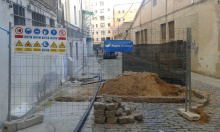 tanques d'obres i tancat de reixa protegint rasa oberta al Ps de l'Aliança.jpg