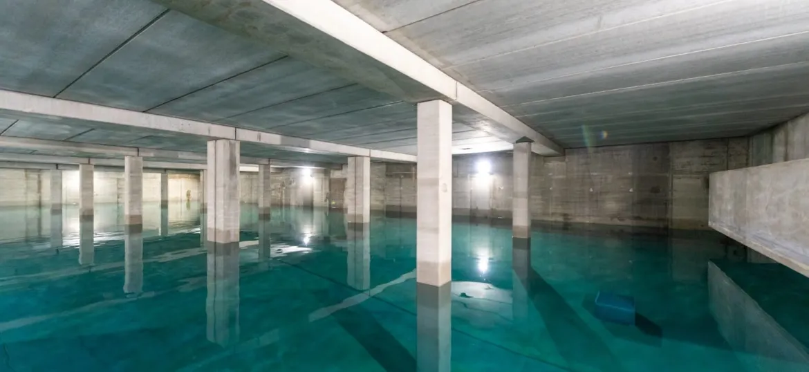Vas interior del dipòsit de Bellavista omplert parcialment d'Aigua