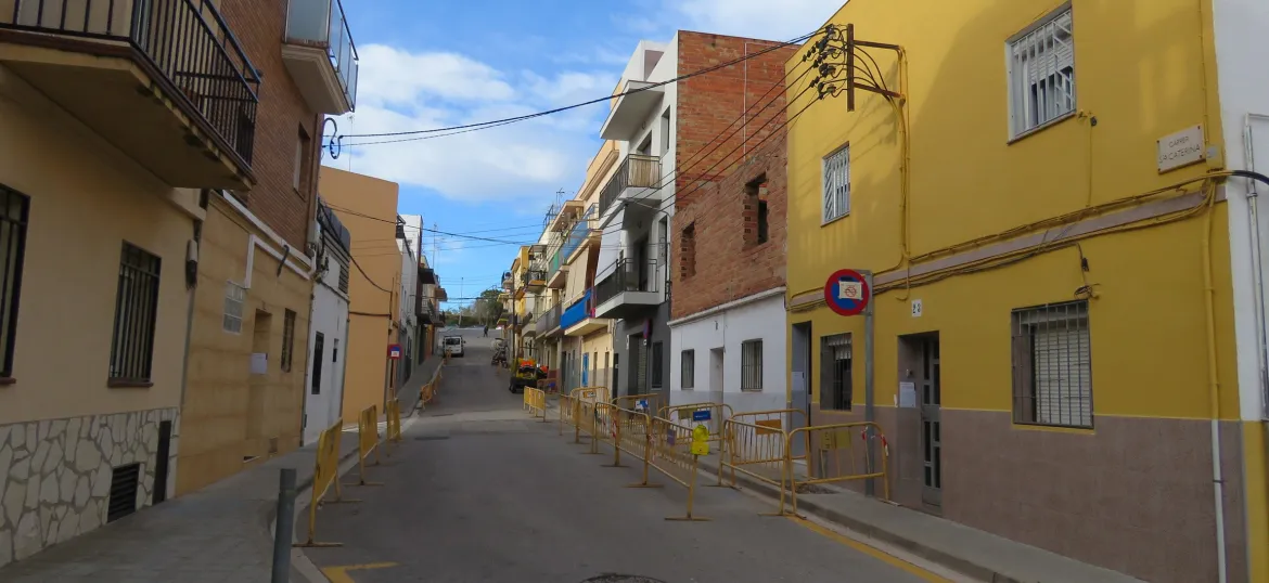 Tanques per senyalitzar l'obra al carrer de Santa Caterina