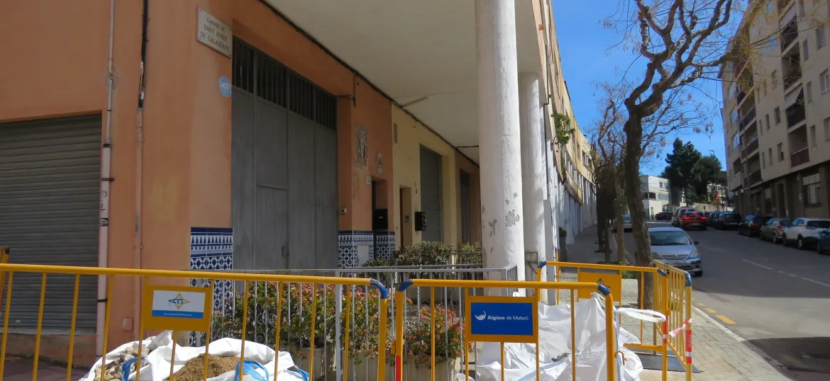 Tanques de l'obra al carrer de Sant Josep de Calassanç