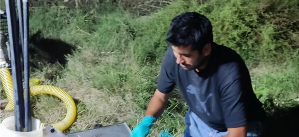 Perona treballant davant d'un punt de mostreig a la riera d'Argentona