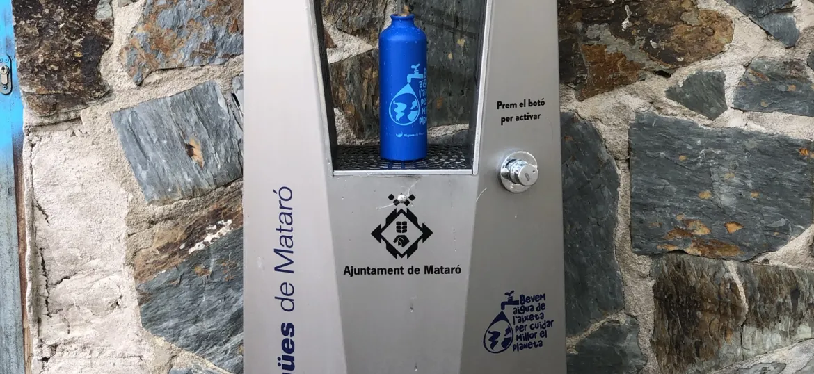 Punt de càrrega d'aigua, font per omplir envasos reutilitzables 