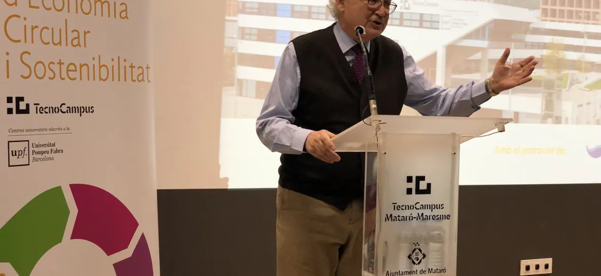 El president d'AMSA, Manuel Mas, darrera d'un atril presentant la Càtedra d'Economia Circular