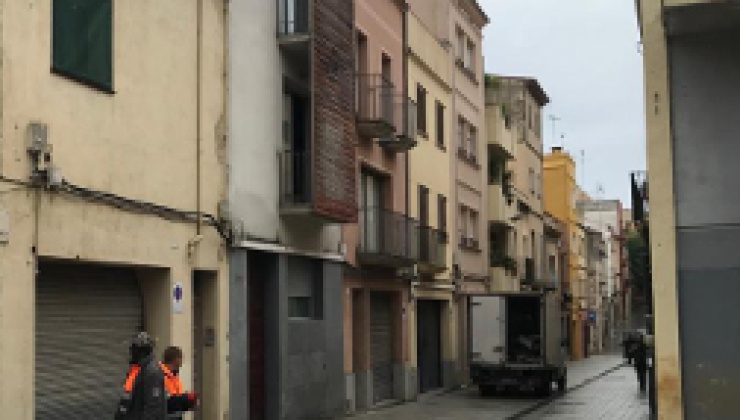 Carrer de sant Ramon acabat d'urbanitzar amb dos operaris en primer pla