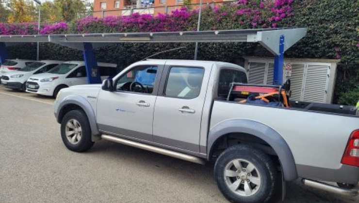 Camioneta d'Aigües de Mataró aparcada, carregada amb material de reparacions