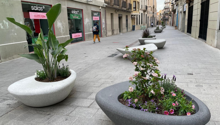 Carrer de Sant Josep amb jardineres ovalades en primer pla