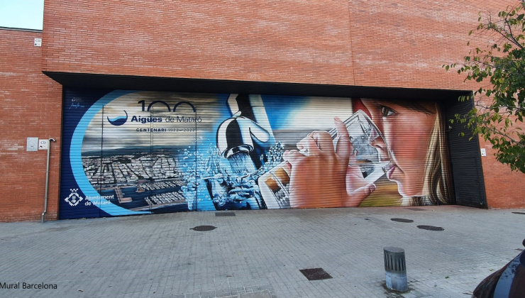 Façana del dipòsit de Rocablanca amb mural fet amb graditi on es veu la ciutat de Mataró, una aixeta i nena bevent un got d'aigua.