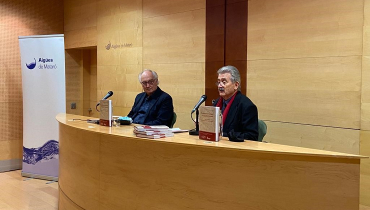 Manuel Mas i Estela i Rafael Montserrat i Barta al darrera d'un altril de fusta, presentant llibre del Centenari d'Aigües de Mataró