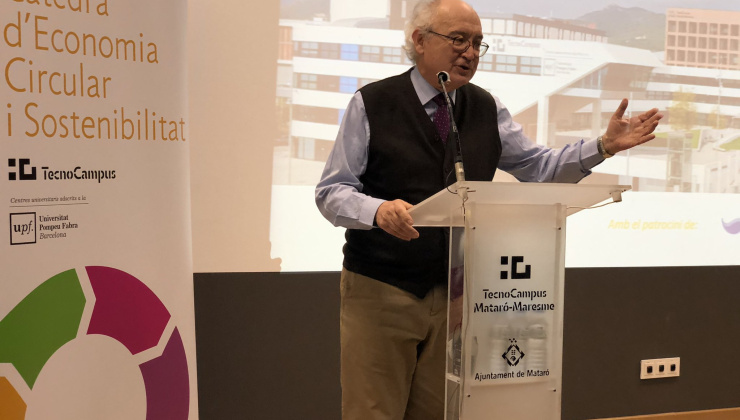 El president d'AMSA, Manuel Mas, darrera d'un atril presentant la Càtedra d'Economia Circular