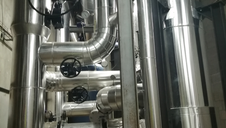 Imatge de tubs metàlics que hi ha a l'interior de la instalació de vaport de TubVerd